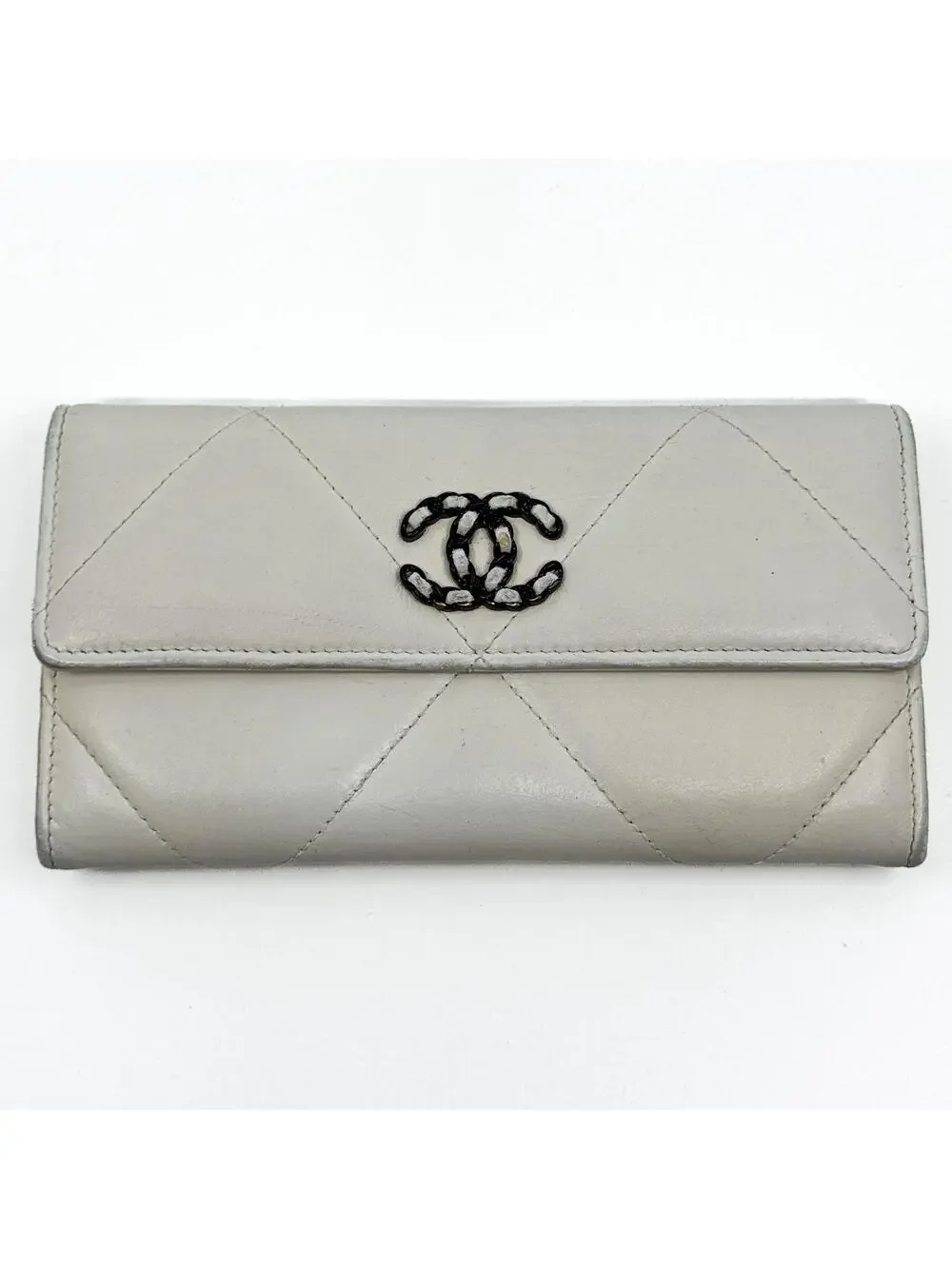 CHANEL indulge timeless